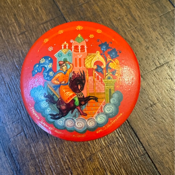 RUSSIAN Kholui Village LACQUERED BOX Red Signed Trinket Pill Holder Vintage - Picture 1 of 6